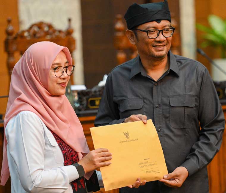 Bupati Ipuk Fiestiandani bersama Ketua DPRD I Made Cahyana Negara menunjukkan nota pengantar raperda yang dibahas eksekutif bersama dewan beberapa waktu lalu.