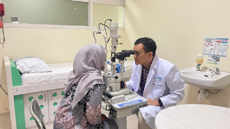 dr Aswin Agung N SpM melakukan pemeriksaan mata pada pasien di Poli Spesialis Mata RSU Bhakti Husada, Krikilan, Glenmore.
