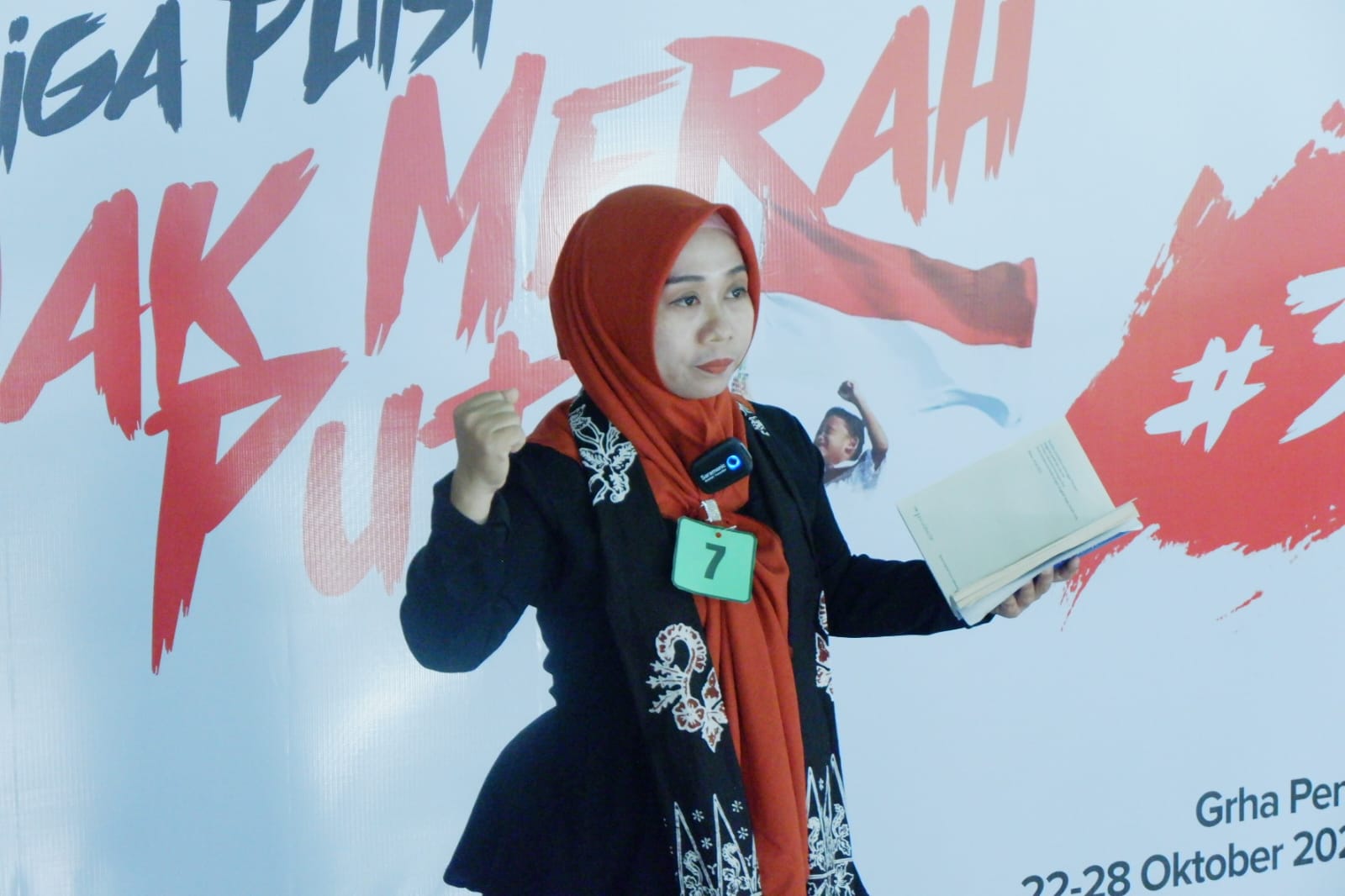 NOMOR 7 : Nila Wahyunintiyas guru SDN 3 Rogojampi saat beraksi di Liga Puisi #3 di tahun 2023 yang lalu