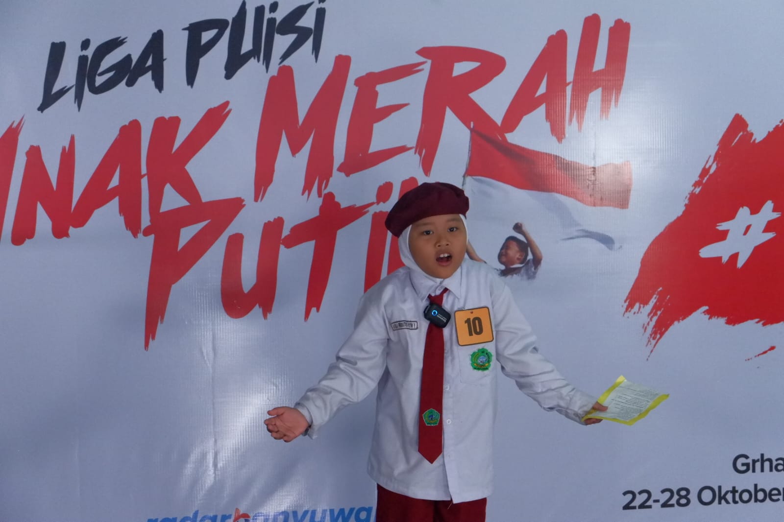 MERAH PUTIH : Avilla Siswa MI ISlamiyah Rogojampi diatas panggung membaca puisi pada Liga Puisi #3