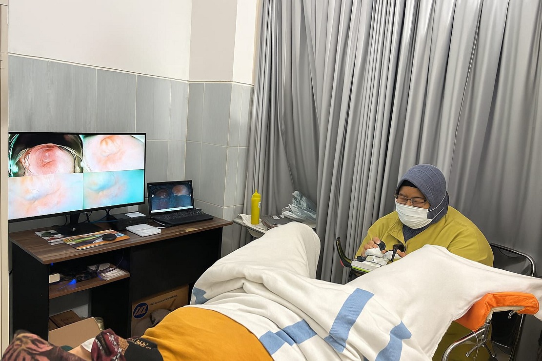 dr Kamalia Sp.OG sedang melakukan pelayanan pada pasien menggunakan alat kolposkopi di RSUD Genteng.
