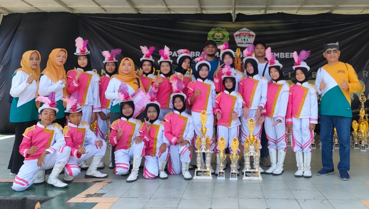 Kepala SDN 5 Benculuk, Kecamatan Cluring Gunawan (kanan) bersama para siswa dan piala kejuaraan LKBB tingkat Jatim.