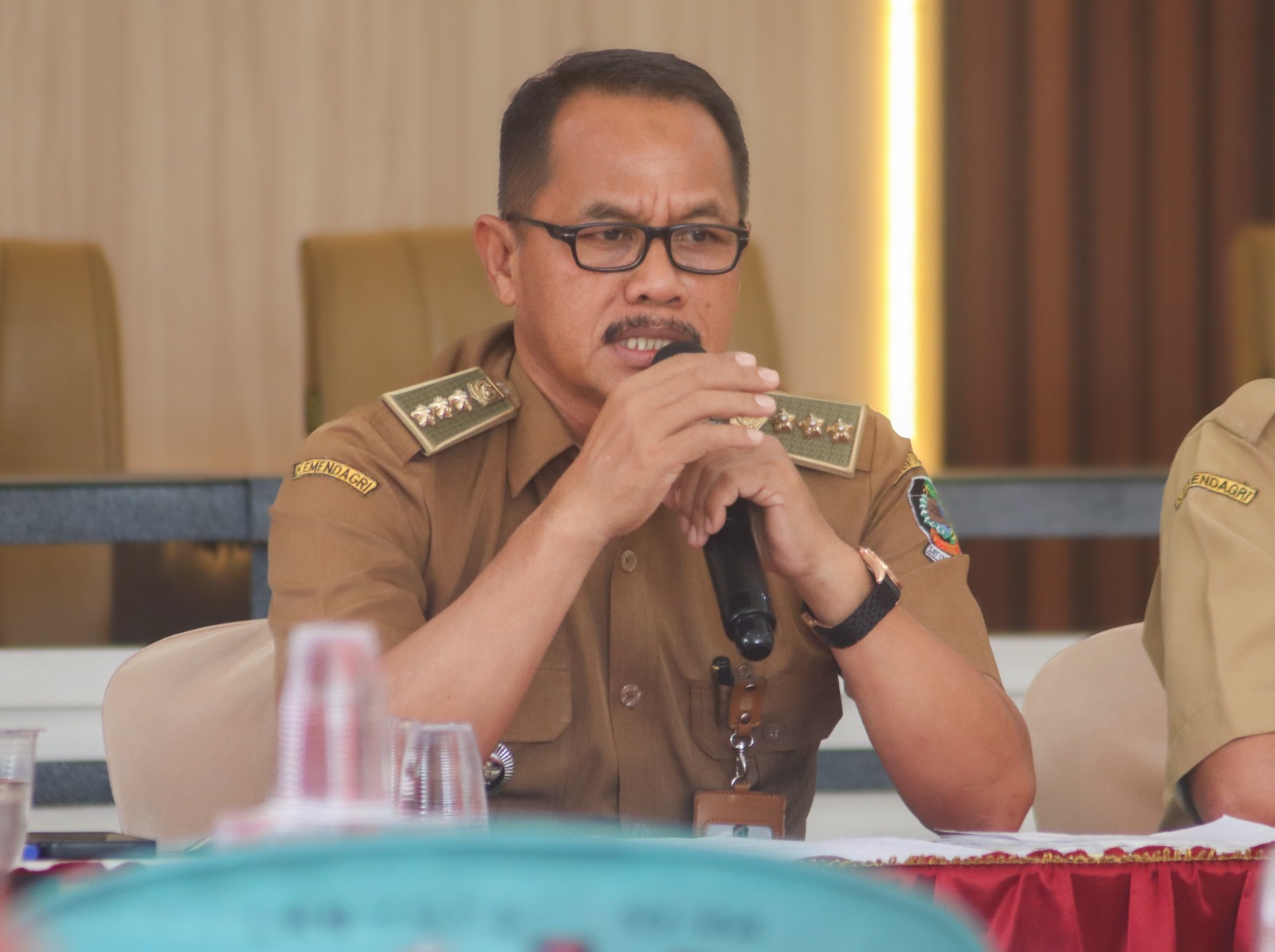 Camat Genteng, Satrio.