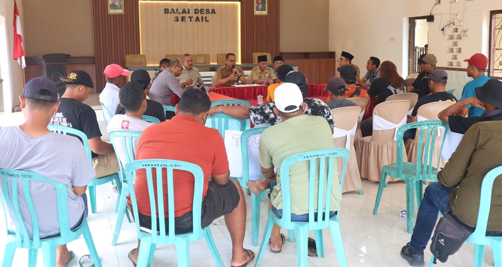 Dialog bersama puluhan warga Dusun Krajan 1, Desa Setail bersama Camat Genteng.