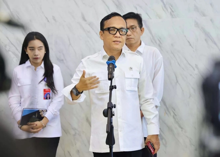 KPK mengembalikan mobil Alphard sitaan dari eks Wamenaker Immanuel Ebenezer.