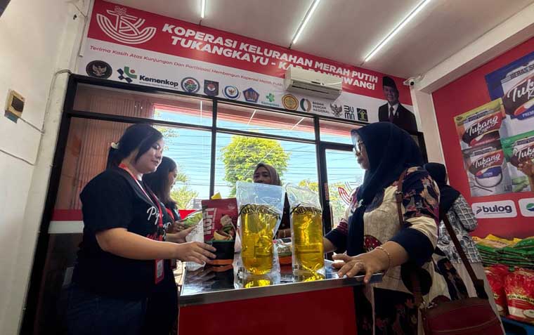 Koperasi Merah Putih Kelurahan Tukangkayu bergerak cepat membuka gerai. Koperasi tersebut telah menjadi percontohan tingkat nasional.