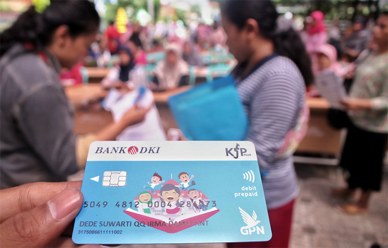 Para orang tua yang anaknya mendapat subsidi pendidikan antre mengambil KJP Plus di Jakarta Timur.