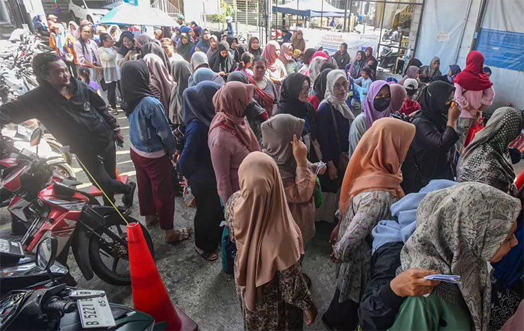 Warga penerima Kartu Jakarta Pintar (KJP) mengantre untuk membeli sembako bersubsidi di mini market Kawasan Duri Kosambi, Jakarta Barat, beberapa waktu lalu.