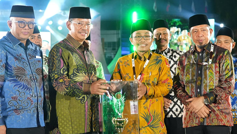 Para pemenang MQK Tingkat Nasional Tahun 2025 menerima penghargaan dari Kemenag.