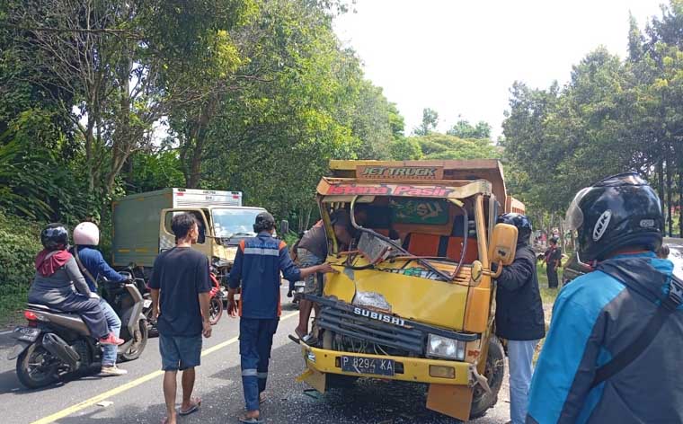 SAMA-SAMA RINGSEK: Dua truk yang telkibat kecelakaan di jalan raya Sasak Tambong diamankan di Mako Lantas Polsek Rogojampi, Selasa (7/10).