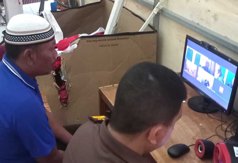 SIDANG VIRTUAL: Joko Suyoto menjalani sidang online dengan tetap berada di Lapas Kelas IIA Banyuwangi, Selasa (7/10).