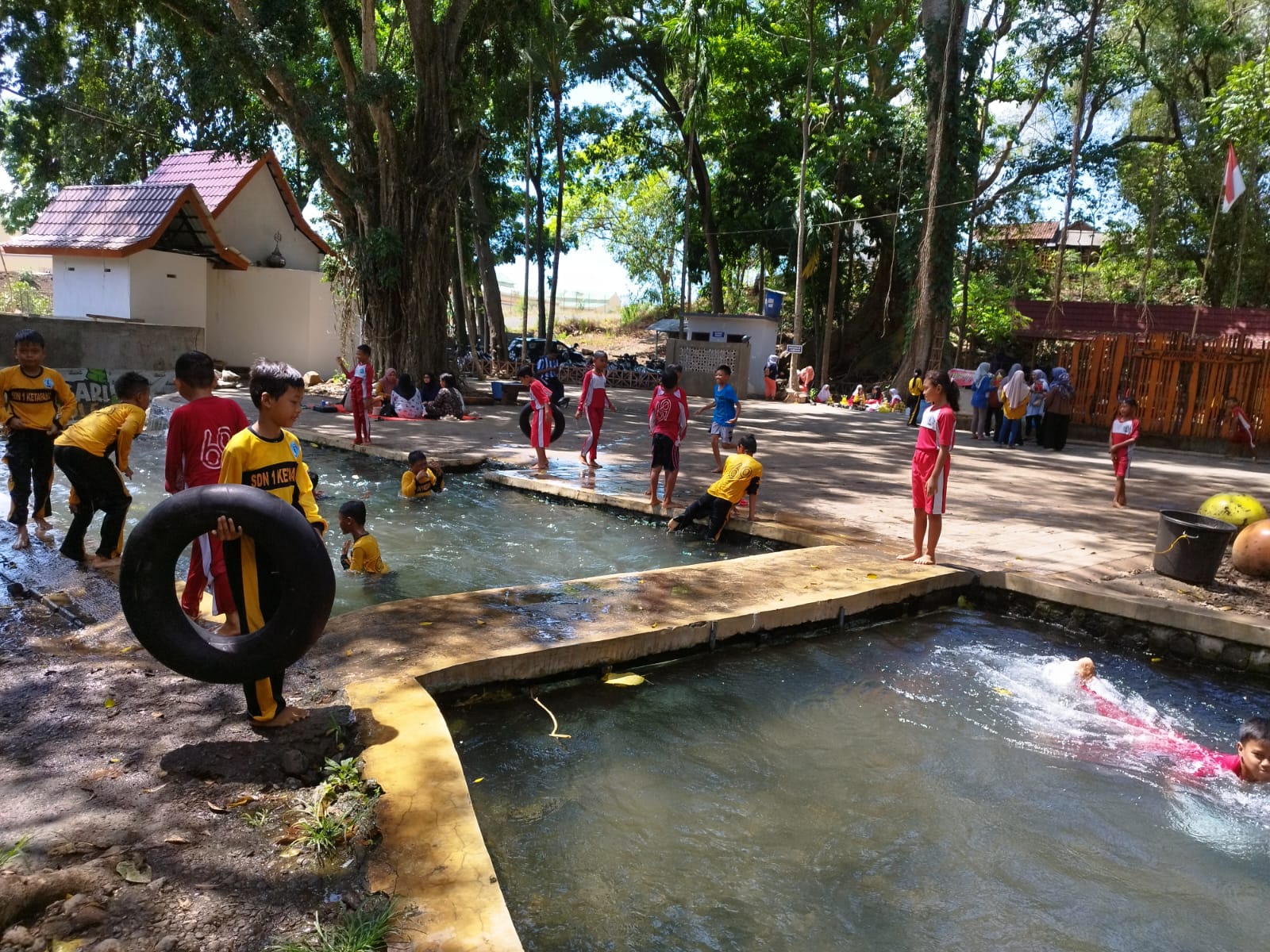 WISATA AIR: Anak-anak asyik bermain air di kolam pemandian wisata Penawar Sari yang terletak di Dusun Pancoran, Desa Ketapang, Kecamatan Kalipuro, pekan lalu.