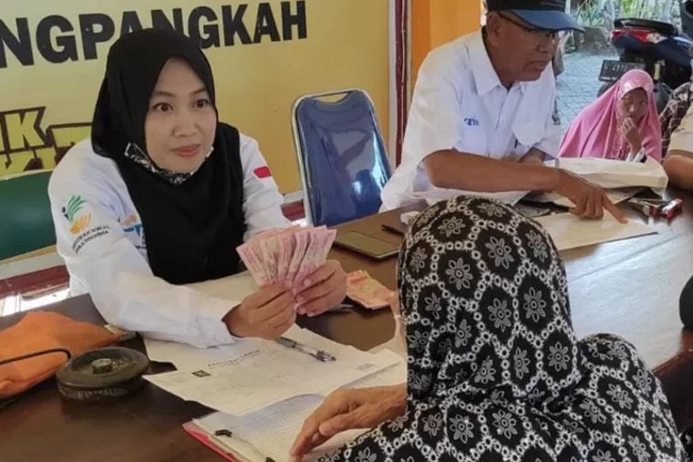 Ilustrasi Penyaluran bantuan sosial (bansos).