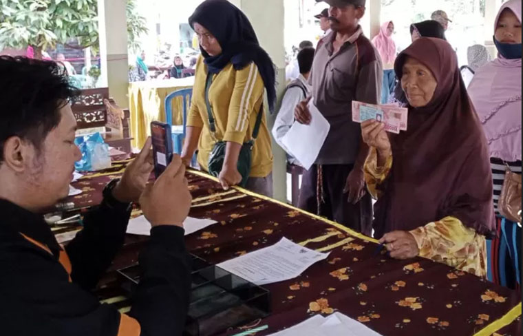 Ilustrasi penyaluran bansos di Kabupaten Jember, Jawa Timur.