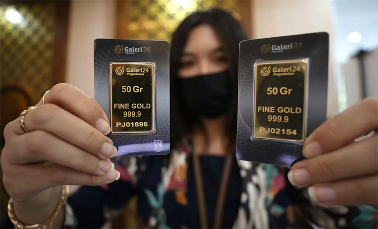 Petugas Pegadaian menunjukkan Emas di Kantor Pegadaian, Jakarta, beberapa waktu lalu.