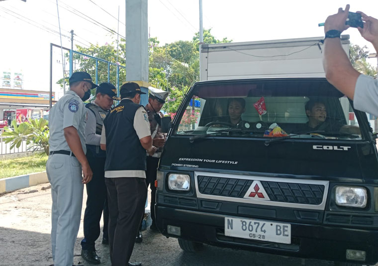 TINGKATKAN KEPATUHAN: Petugas gabungan melakukan pemeriksaan dokumen kelengkapan berkendara dan ujir kir di Terminal Brawijaya, Rabu (8/10).