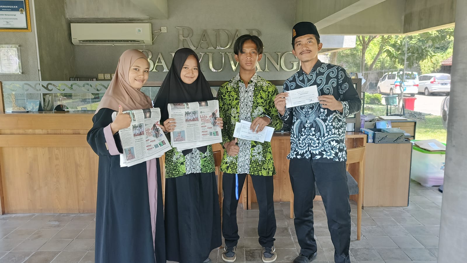 GEMAR SASTRA : Dua Siswa beserta satu guru SMP Al Qomar mendaftarkan diri pada Liga Puisi #4 di Grha Pena Banyuwangi pada Kamis (9/10)