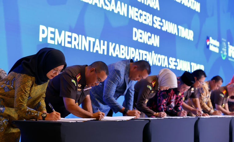 BERI KEPASTIAN HUKUM: Gubernur Jatim Khofifah Indar Parawansa dan Bupati Ipuk ikut meneken MoU kesepakatan Restorative Justice bersama Kajati Jatim dan Kajari Banyuwangi.