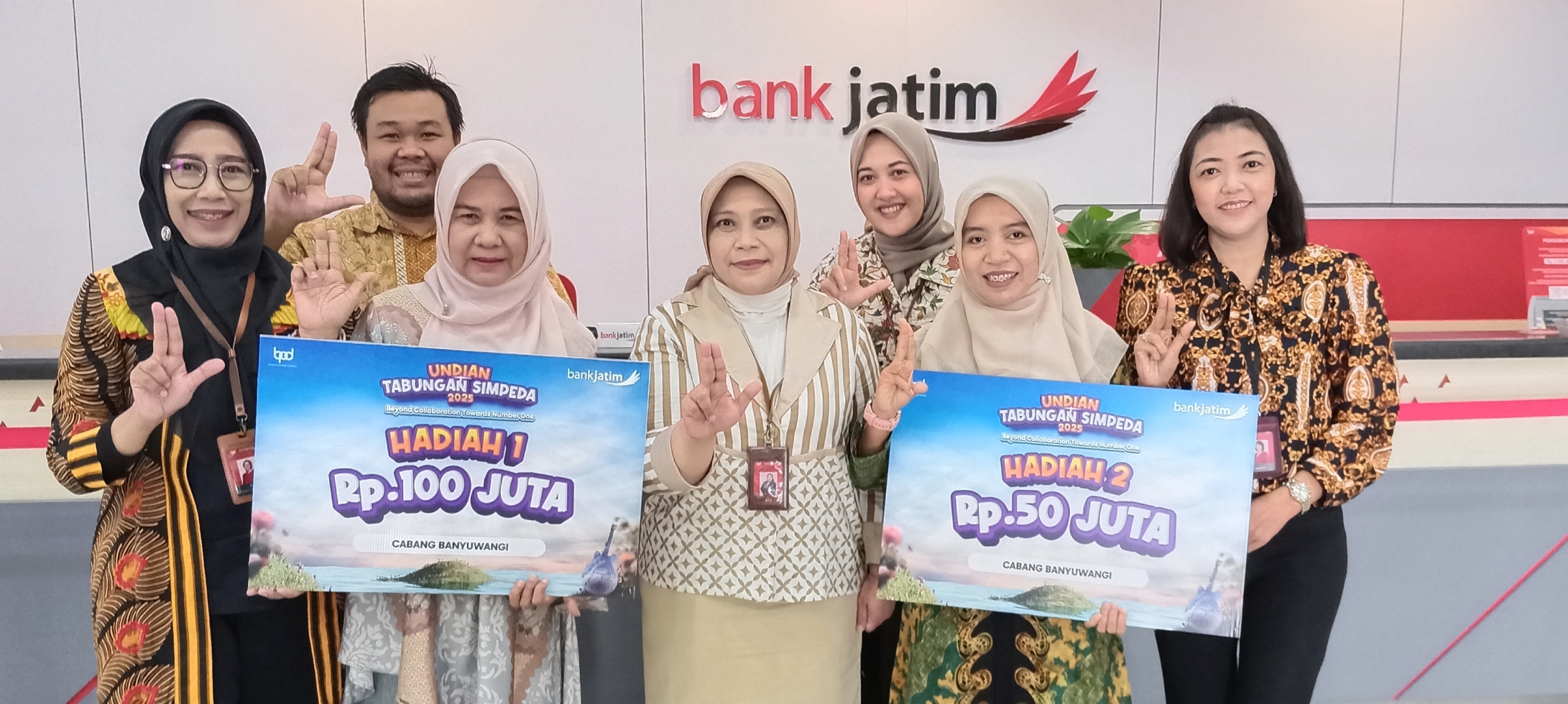 BERKAH NASABAH: Pemimpin Bank Jatim Banyuwangi Ni Gusti Ayu Putu Sri Lestari (tengah) menyerahkan hadiah kepada pemenang Simpeda 2025 di Kantor Bank Jatim Banyuwangi Kamis (9/10).