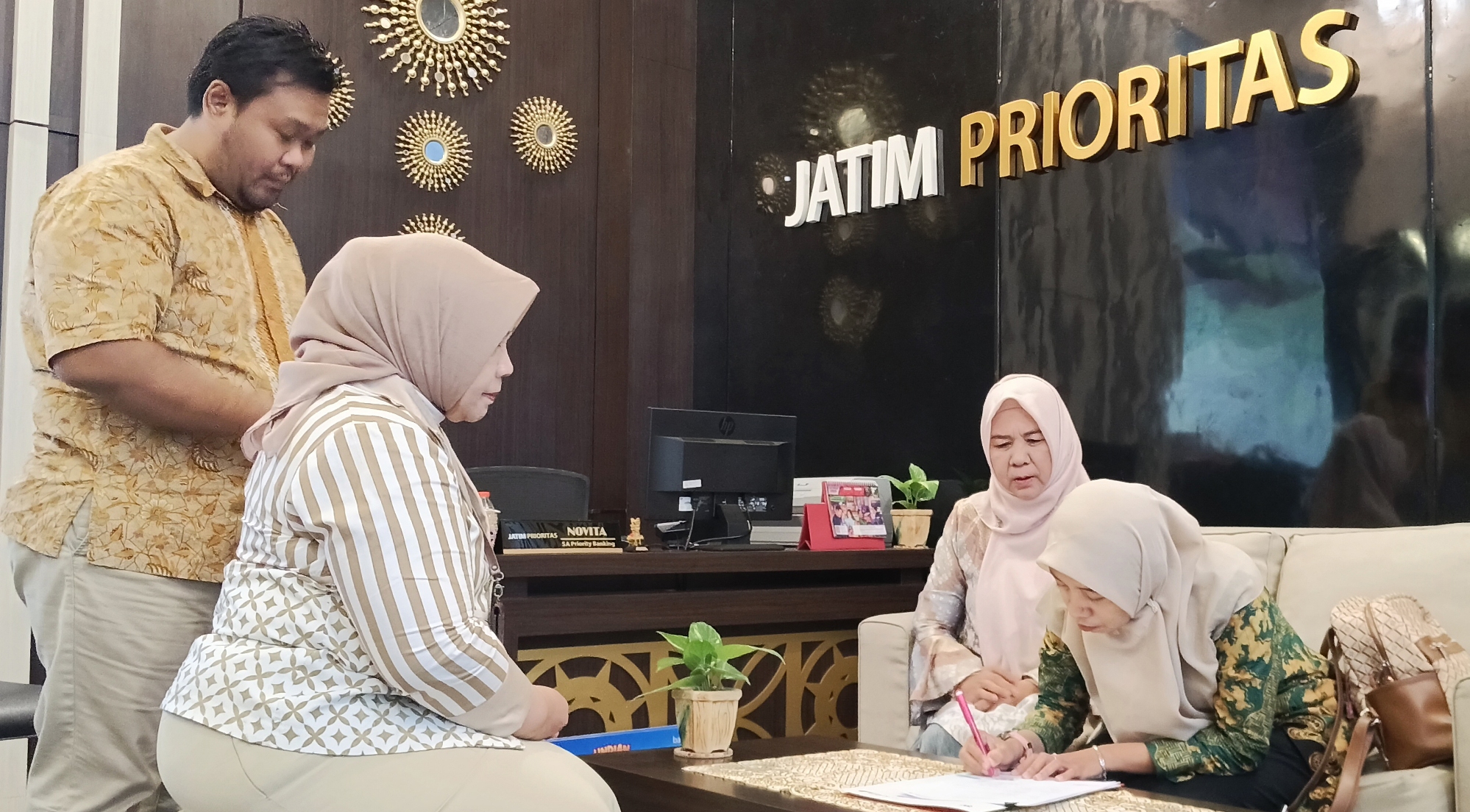 SERAH TERIMA: Nasabah Bank Jatim Banyuwangi Heni Wulandari dan Nini Hendrawati menandatangani berita acara serah terima hadiah Simpeda 2025.