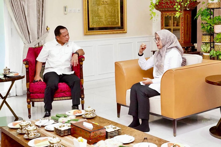 KONSULTASI: Mendagri Tito Karnavian berbincang dengan Bupati Ipuk Fiestiandani di kompleks Widyacandra, Jakarta, Rabu (8/10).