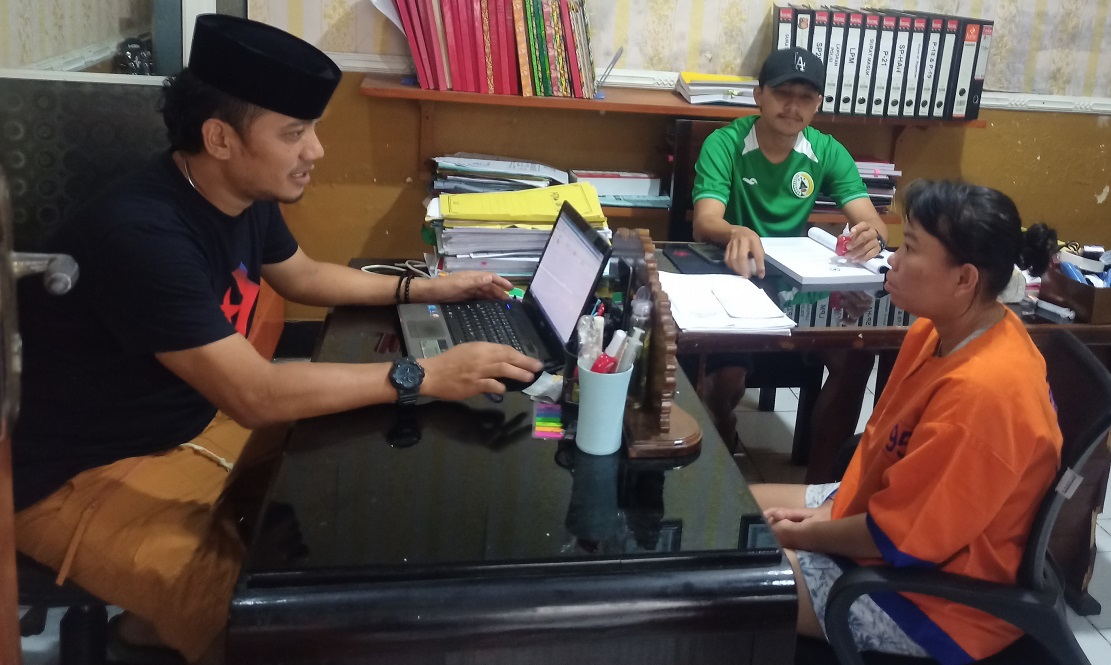 Kanit Reskrim Polsek Srono Aipda Akhmad Santoso (kiri) memeriksa Dedek Della di Ruang Unit Reskrim Polsek Srono.