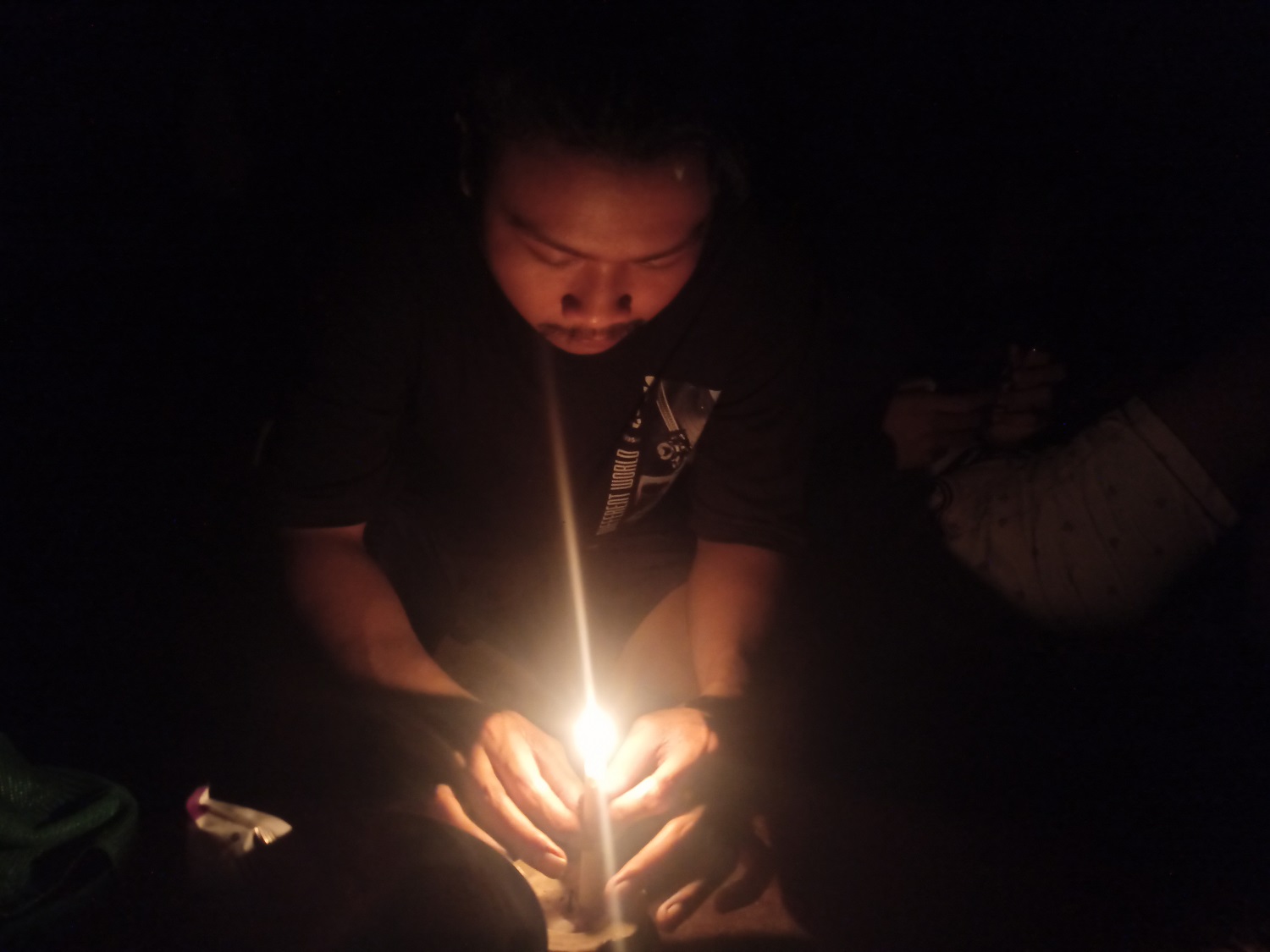 Kurniawan asal Dusun Kedungrejo, Desa Sambimulyo, Kecamatan Bangorejo bermain lilin saat rumahnya mati lampu, Rabu (8/10) sekitar pukul 00.00.