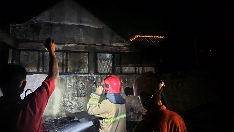 Petugas Damkarmat bekerja keras memadamkan api yang membakar eks kantor KUD di Desa Bajulmati, Kecamatan Wongsorejo, hangus terbakar, Rabu sore (8/10).