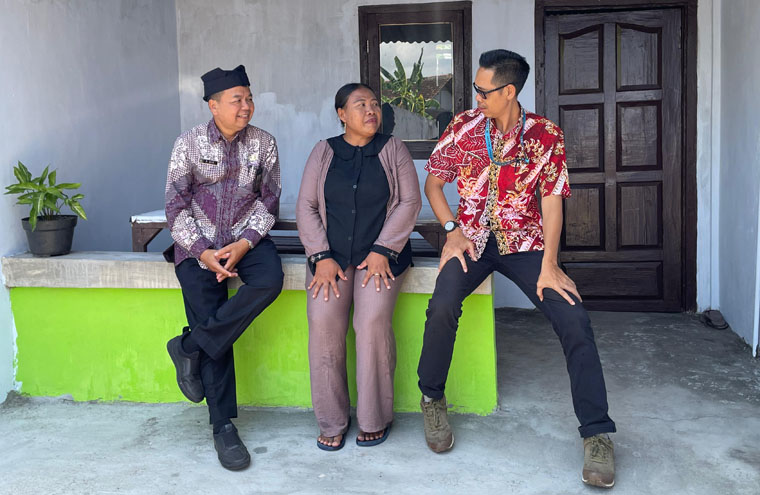 Kepala Puskesmas Grajagan, Sugiyanto bersama Kasi P2PM Dinkes Banyuwangi Achmad Yunus Setiawan berbincang dengan Miswati di rumah layanan khusus Puskesmas Grajagan, Kamis (9/10).