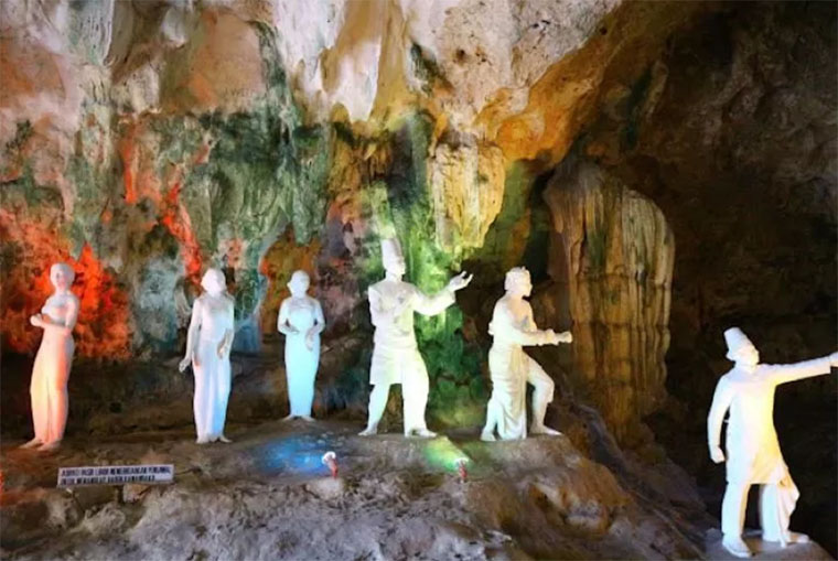 Menelusuri Goa Jatijajar yaitu goa stalaktit dan stalagmit di Kebumen.