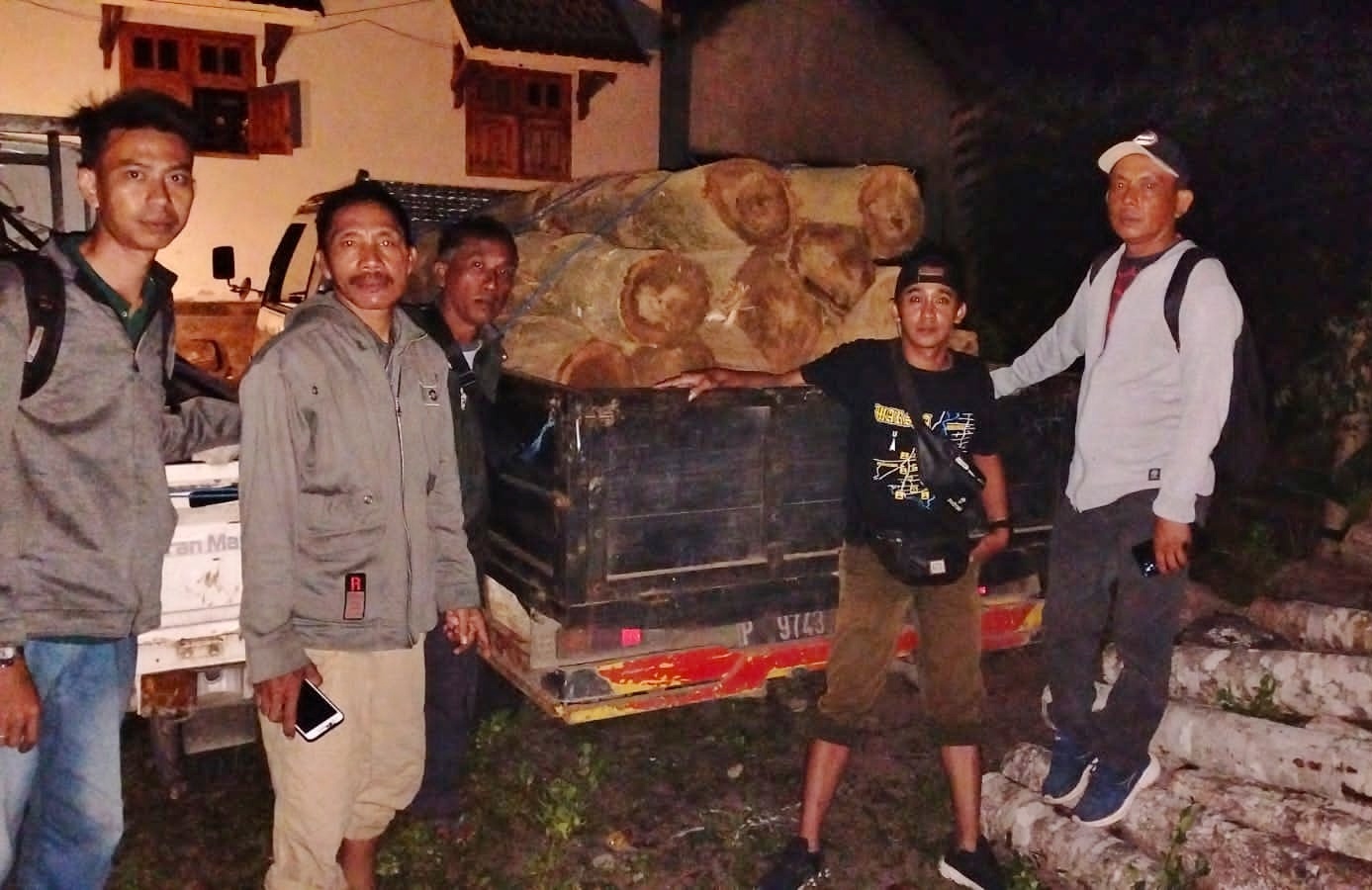 Gelondongan kayu jati ilegal di di Petak 75S, RPH Kesilirbaru, BKPH Sukamade.