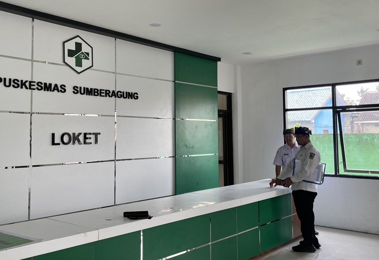 TINGKATKAN KUALITAS: Tim Dinkes Banyuwangi meninjau Puskesmas Sumberagung, Jumat (10/10).