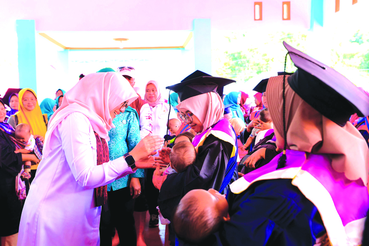 Bupati Ipuk Fiestiandani mewisuda dan memberikan sertifikat pada ratusan ibu yang telah memberikan ASI Eksklusif minimal selama 6 bulan di Desa Banyuanyar, Kalibaru, beberapa waktu lalu.