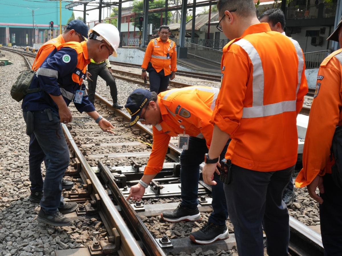 KAI Daop 8 Surabaya lakukan pengecekan lintas jalur kereta api.