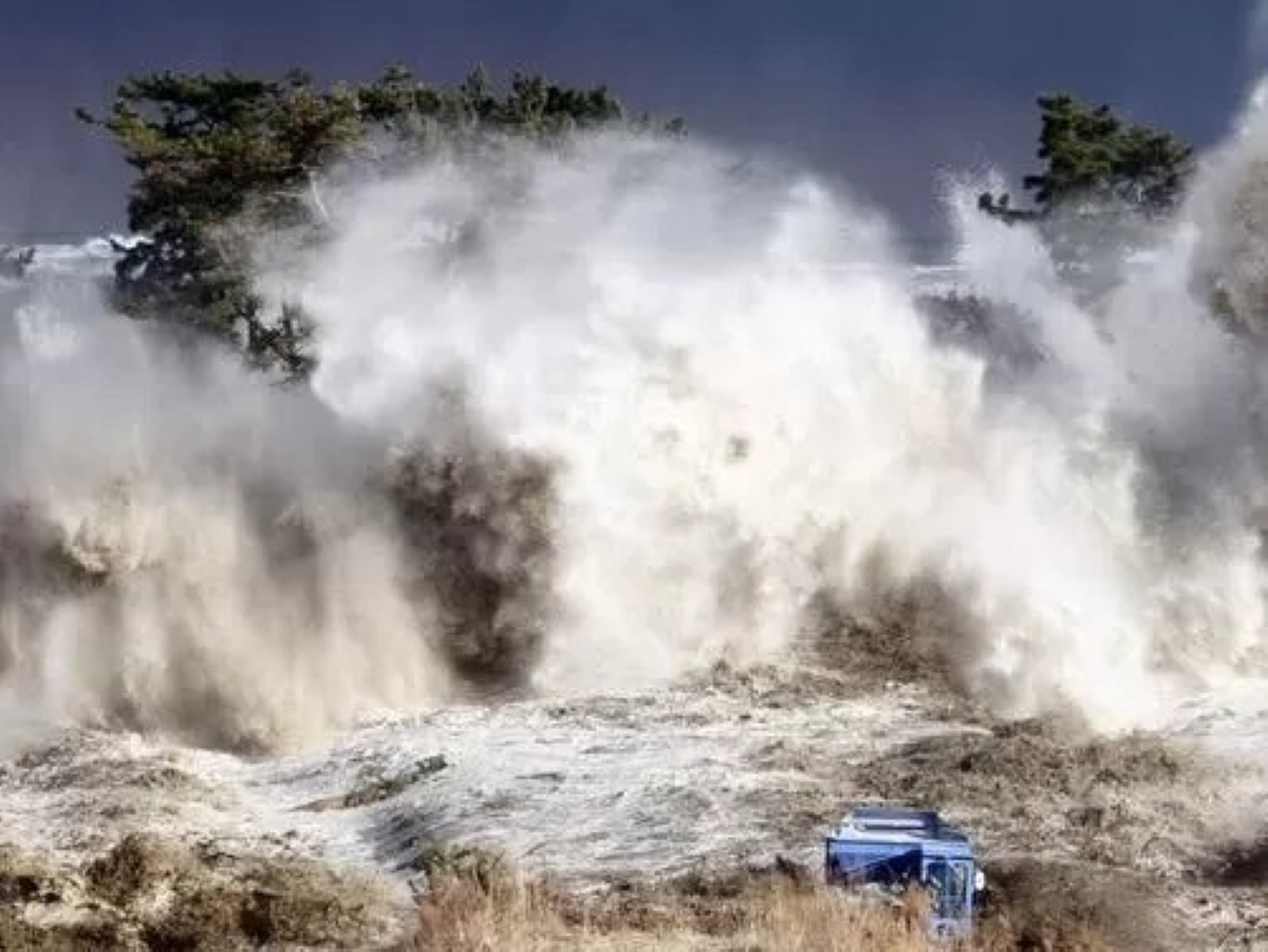 BMKG keluarkan peringatan waspada tsunami usai gempa M7,6 di Laut Filipina.