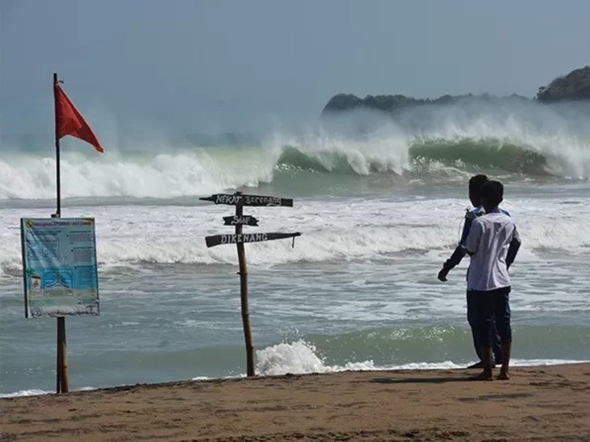 BMKG keluarkan peringatan dini tsunami usai gempa 7,6 SR di Sulawesi Utara.
