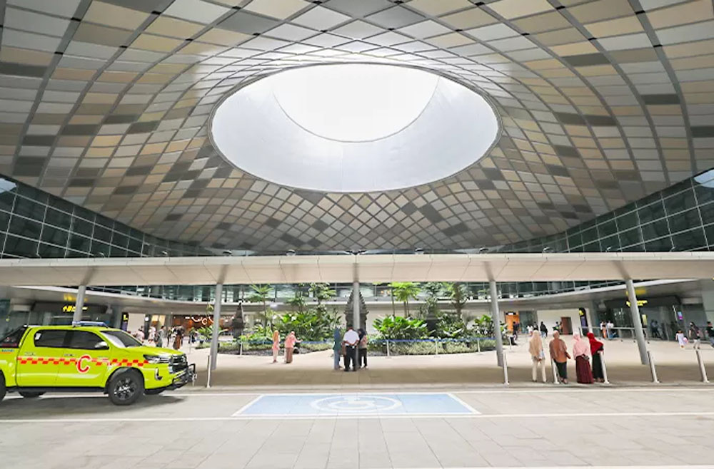 MEGAH: Suasana terminal penumpang Bandara Internasional Dhoho Kediri. Rencana operasional bandara masih maju mundur hingga sekarang.