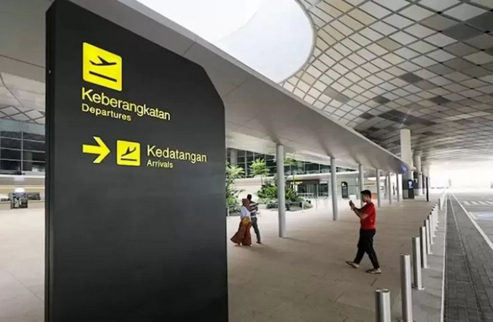 Sejumlah pengunjung melintas di pelataran terminal penumpang Bandara Internasional Dhoho, Kediri.