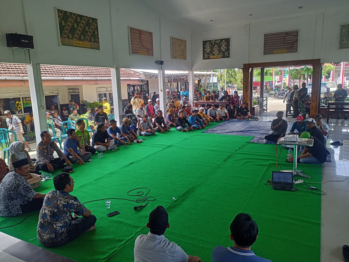 Audiensi warga Tampo di balai desa setempat.