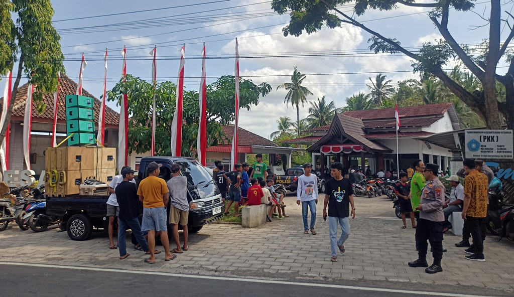 Aksi protes warga Desa Tampo, Kecamatan Cluring, Banyuwangi.