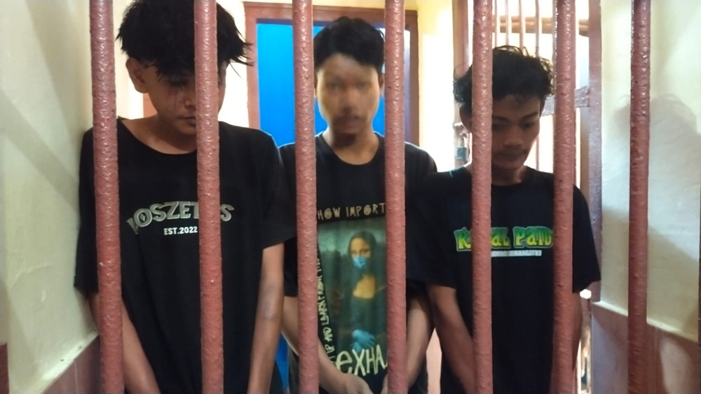 MASUK BUI: Tiga pelaku pencurian yang masih remaja diamankan di Mapolsek Muncar, Jumat (10/10).