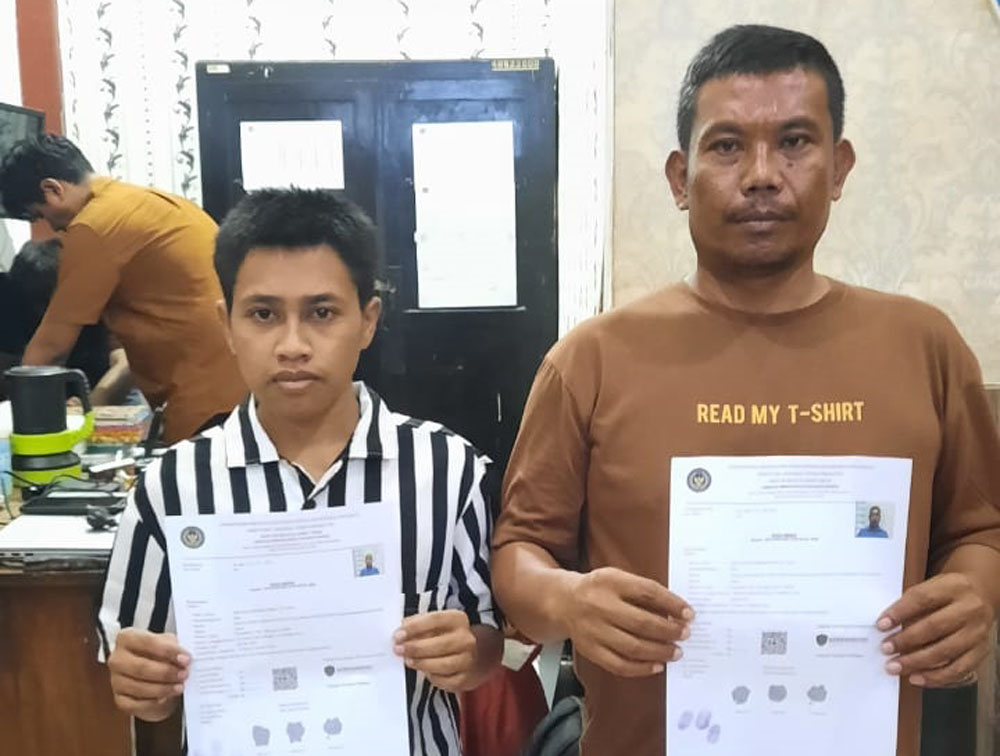 TINGGALKAN LAPAS: Joko Suyoto (kanan) bebas dari Lapas Kelas IIA Banyuwangu usai kasusnya dinyatakan inkrah, Jumat (10/10).