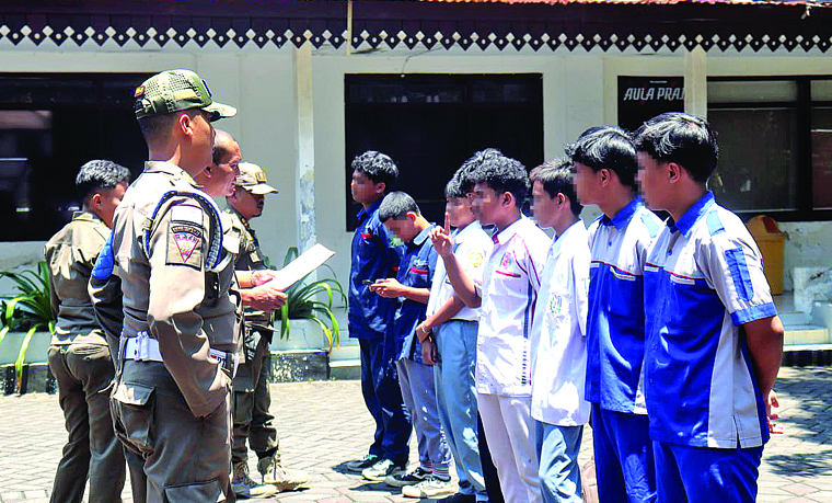 Petugas Satpol PP memberikan pembinaan kepada sejumlah siswa dari beberapa sekolah yang kedapatan membolos pada Rabu lalu (8/10).
