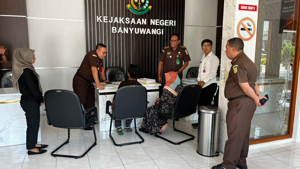Pelaku rudapaksa siswi MI di Kalibaru mulai diadili. Sidang akan berlangsung secara tertutup. Terdakwa dijerat pasal perlindungan anak dan pembunuhan