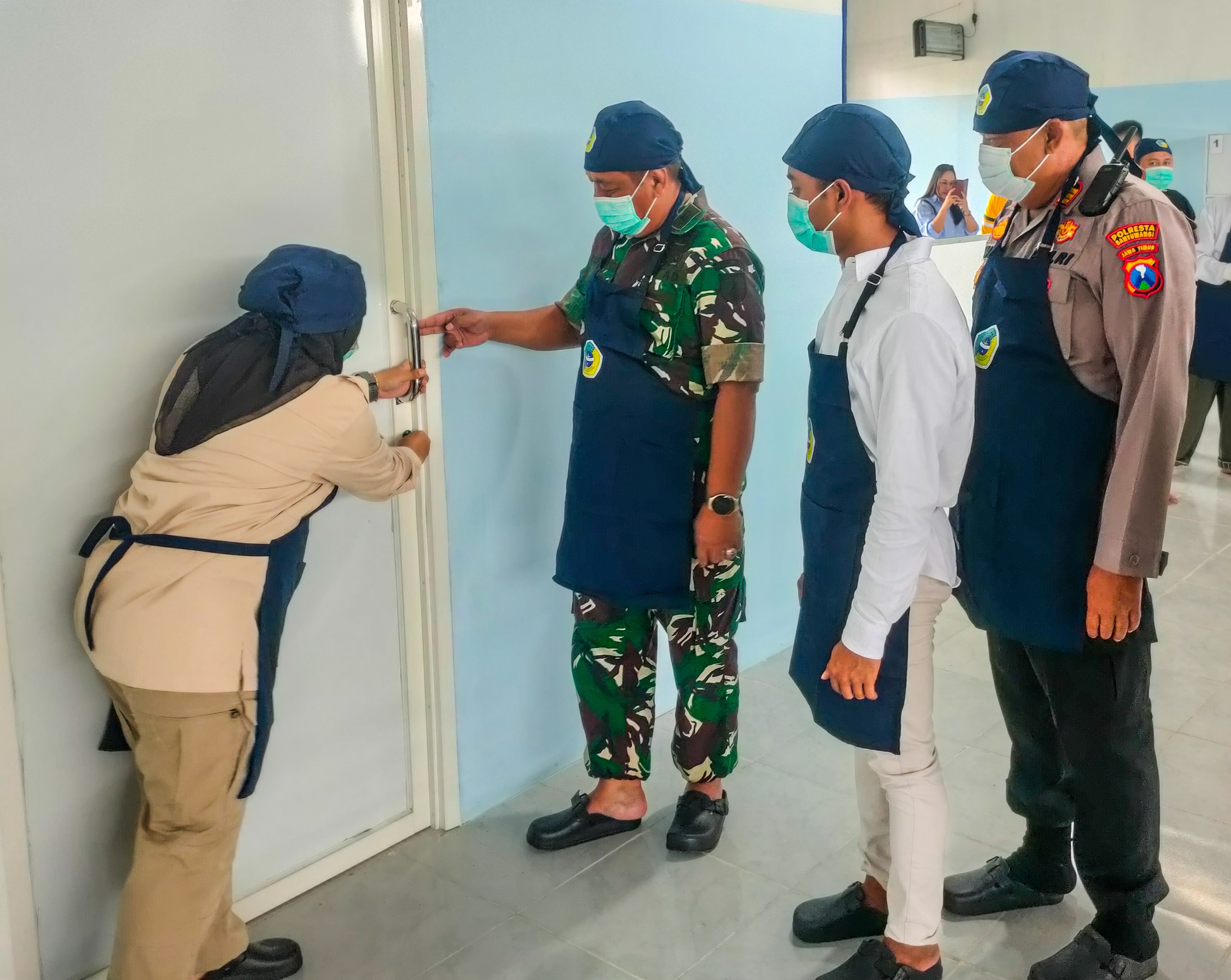 Jajaran kepolisian dan TNI mengecek salah satu SPPG di Kecamatan Genteng, Selasa (7/10)