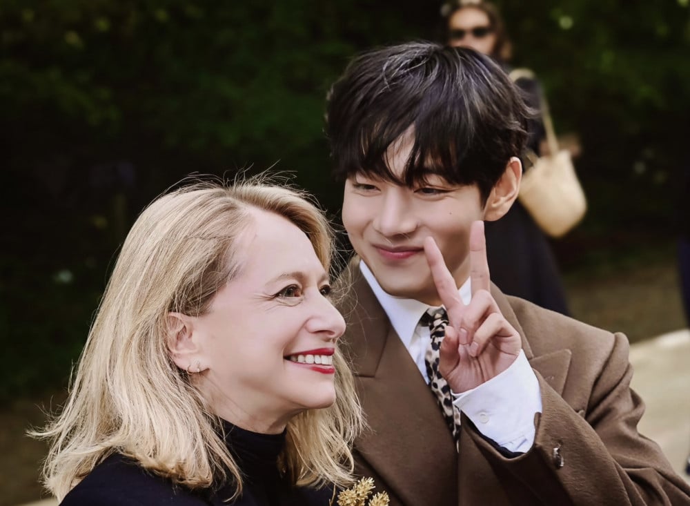 Kim Taehyung alias V BTS tampil elegan di peragaan busana CELINE Paris 2025.