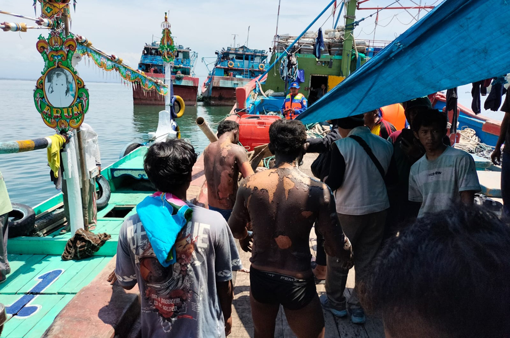 Tim gabungan Pos TNI AL Muncar, Polairud Banyuwangi, Polsek Muncar melakukan evakuasi terhadap ABK KM Anugerah Indah 18 yang terbakar di perairan Samudera Hindia, Sabtu (11/10).