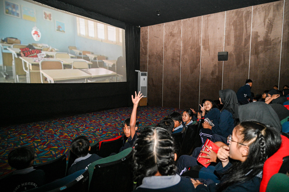 Siswa SMP menyaksikan film Cyberbulliying yang diputar di New Star Cineplex (NSC) Banyuwangi, Sabtu (11/10).