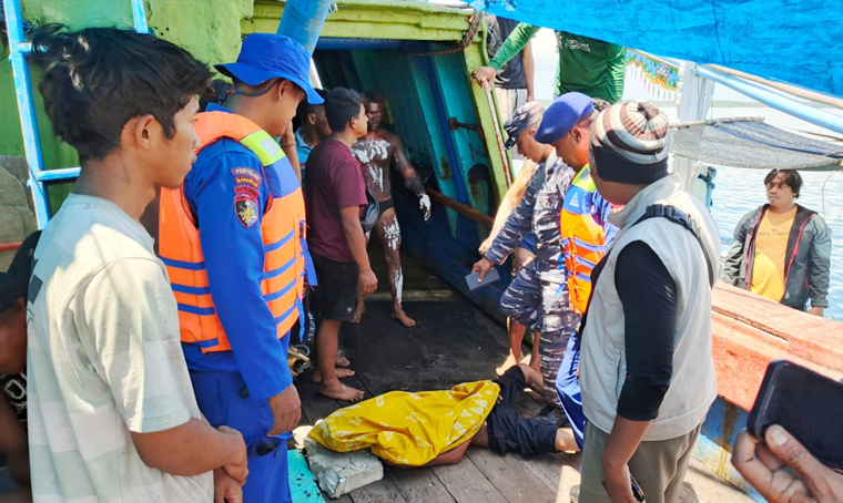 Tim gabungan Pos TNI AL Muncar, Polairud Banyuwangi, Polsek Muncar melakukan evakuasi terhadap ABK KM Anugerah Indah 18 yang terbakar di perairan Samudera Hindia, Sabtu (11/10).