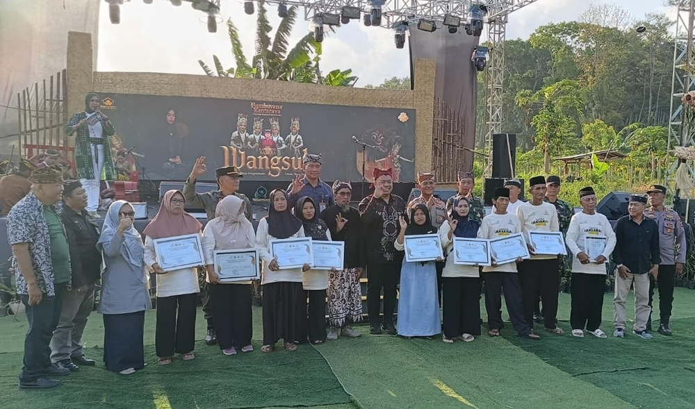 Puncak perayaan satu dekade Kampung Batara di Lingkungan Papring, Kalipuro Jumat (10/10), diisi pemberian penghargaan kepada sejumlah tokoh literasi.